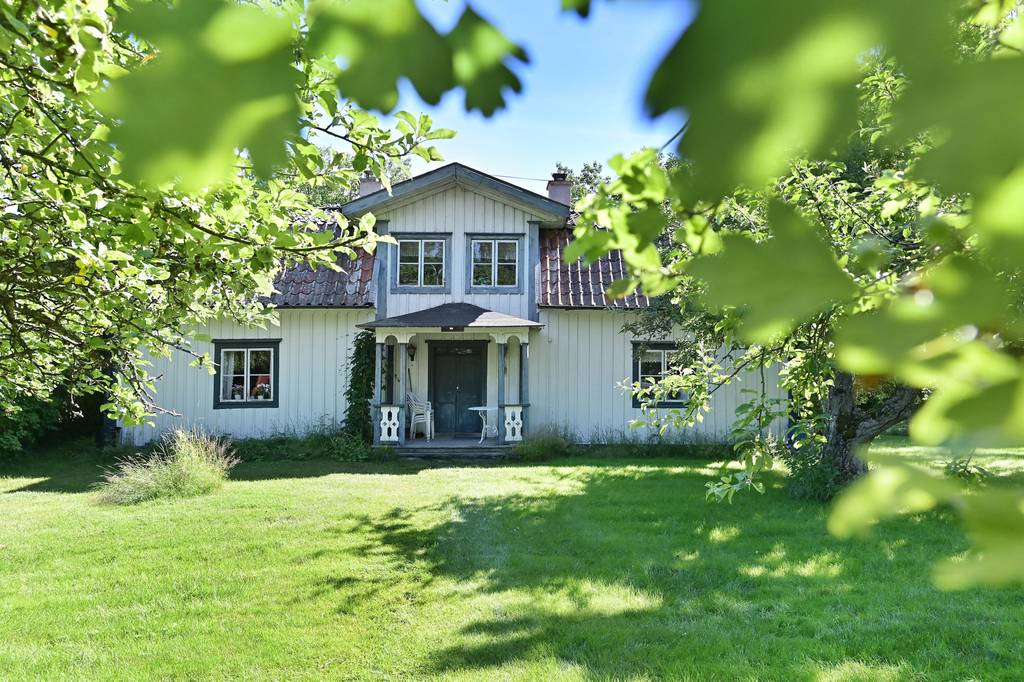 Takomläggning tegelpannor villa & ombyggnad veranda. Krigslida Haninge